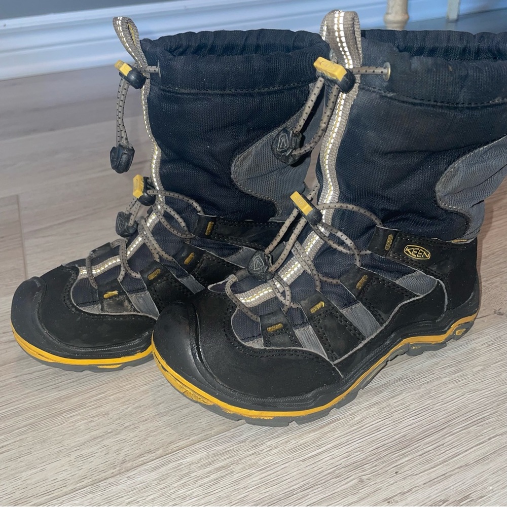 Keen fall/winter boots size 12 child. Rated -30 degrees